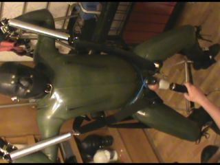 Verde e verde - escrava de borrachas balançada recebe uma massagem
