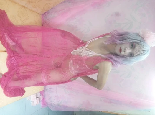 Transgender Oanh Le wears a sexy dress and masturbates.