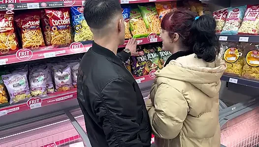 Gadis dari supermarket mencengkeram lobak saya