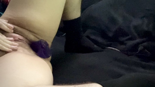 Ftm me fodendo duro com meu vibrador roxo