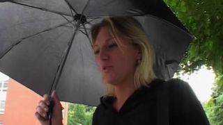 Blonde milf in sexy kousen gevingerd en geneukt