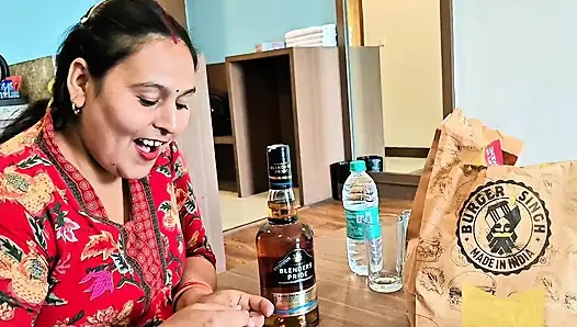 Indisches paar intim im hotelzimmer