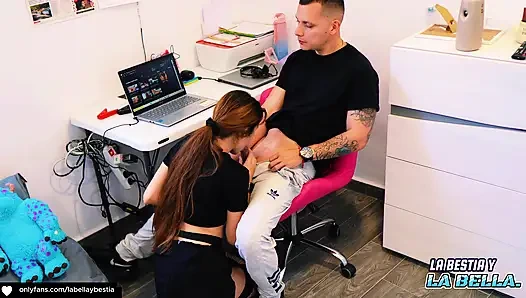 Tetangga berusia 18 tahun!! Aku masuk ke kamarku untuk ngentot memeknya habis-habisan sampai dicrot di wajahnya!