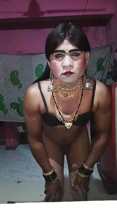 Madhuri bhabhi apni gand me do egg dalikali sari pehenkar