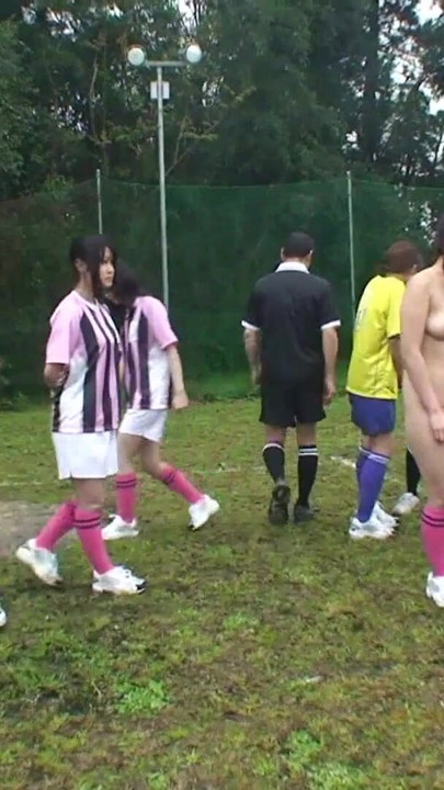Epski trenutak iz "Cijelog japanskog porno filma o ženskoj nogometnoj momčadi koja ima puno seksualnih orgija"