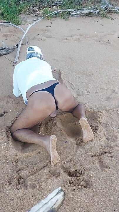Ladysilva na praia de calcinha mostrando sua bunda sexy