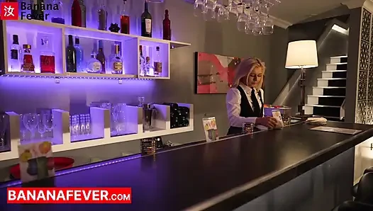 Fetter chinesischer chef fickt kleine blonde barkeeperin roh auf der bartheke