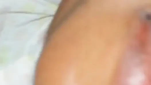 Ketika ayah tiri menyetubuhi pantat bibi, bibi berteriak.