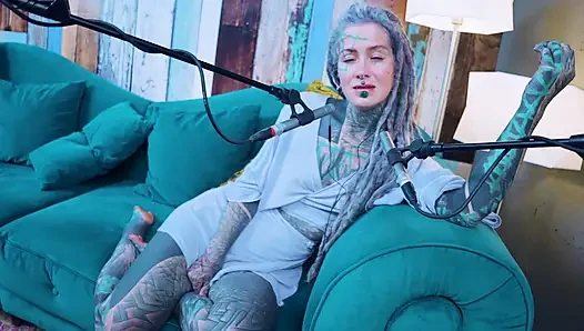 G - grattitude- asmr podcast sfw konuşuyor gotik sıska kız dreadlocks dövmeli model dövmeli kız