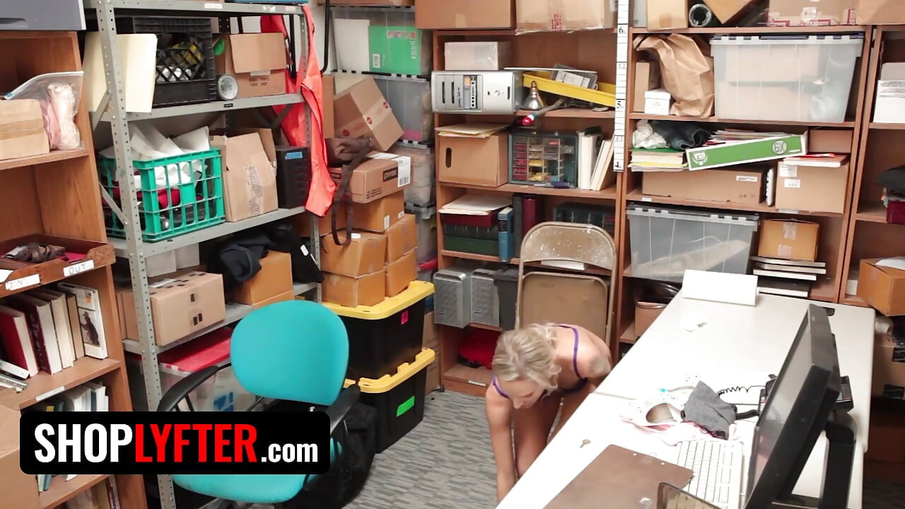Shoplyfter - sıska sarışın tatlı Emma Hix beladan kurtulmak için amını güvenlik görevlisine veriyor