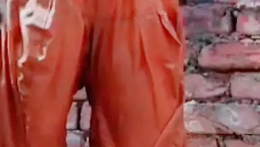 Beim baden nimmt die dorffrau nackt ein bad, nachdem sie sich komplett ausgezogen hat