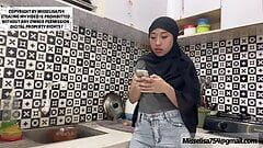 Mama musulmană vizitează salonul de masaj, maseurul vrea sex, alunecându-i pula