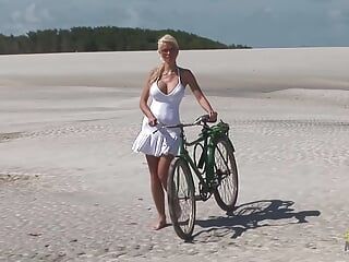 Страстный трах на пляже с потрясающей блондинкой с большими сиськами