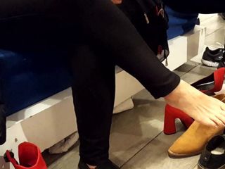 Achat de chaussures, pieds matures et sexy, orteils longs