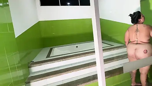 Mein pod lutscht meinen schwanz und lässt mich damit duschen