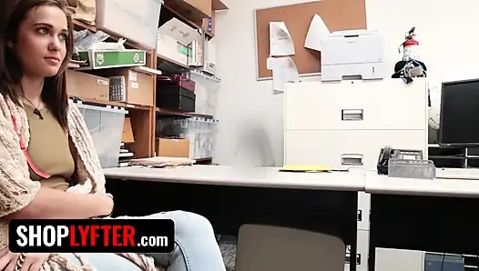 Shoplyfter - ateşli ve yaramaz Peyton Robbie ve üvey annesi Sheena Ryder hırsızlık yaptıkları için disipline ediliyor