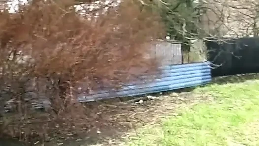 Esmer amatör çoraplı kremsi amcığını fırçalıyor