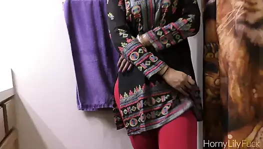Тамильская сексуальная тетушка показывает свою попку с большой задницей для секса