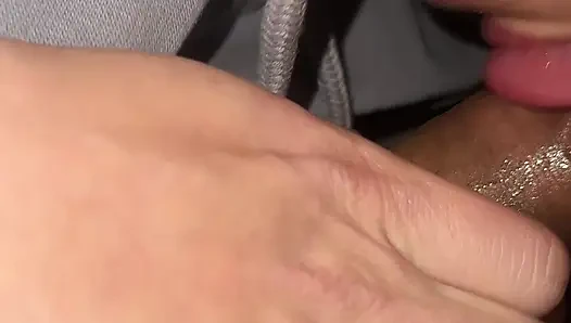 MILF gibt einen schlampigen blowjob, während mit ihrer muschi gespielt wird