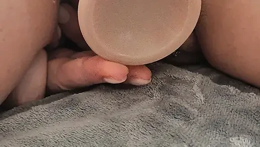 MILF plays to orgasme