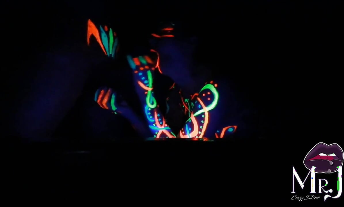 Sexo y pintura UV con Nyx & Dmona