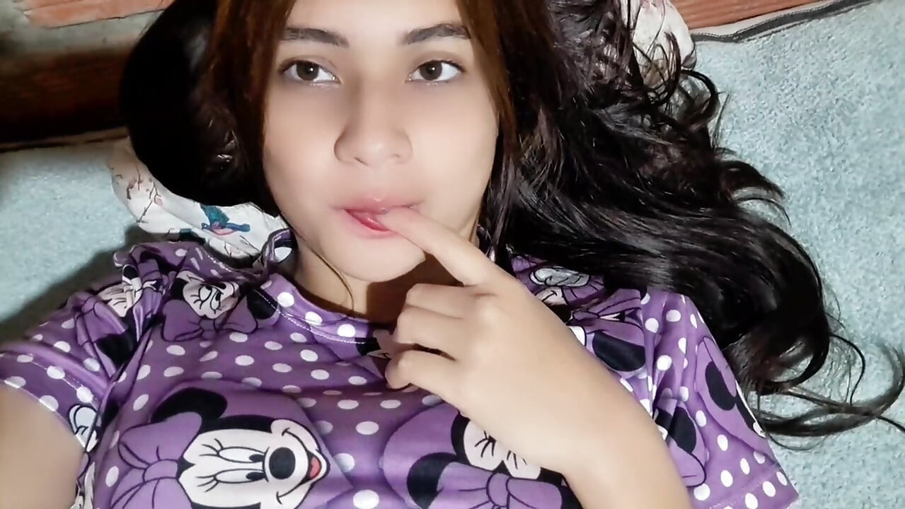 Wanita Kolombia melakukan panggilan video dengan ayah tirinya
