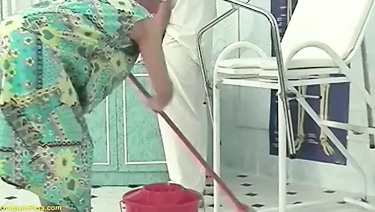 Nenek 92 tahun berbulu difisting dan disetubuhi kasar oleh dokternya