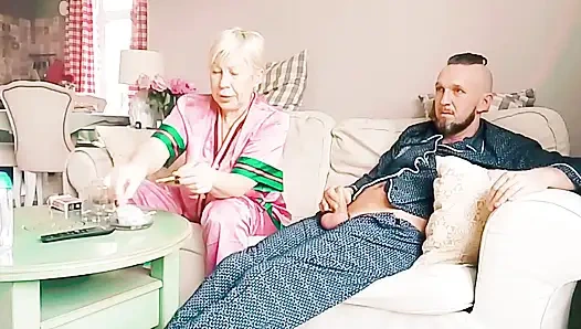 Tabu seks, üvey anne film izliyor, ben de ağzını açıyorum
