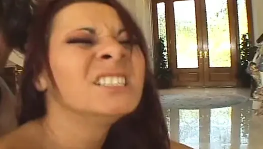 Kızıl saçlı porno tanrıçası büyük yarağı götüne alıyor