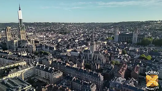 Лола, красивая брюнетка, испытывает вкус к