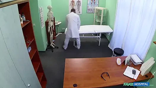 Fake hospital - doktor hastanın depresyonu iyileştirmek için ağır bir doz oral seks reçete ediyor