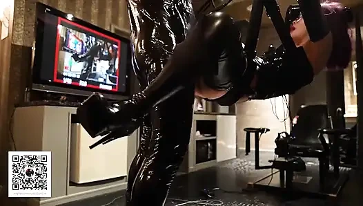 Fittes latex-mädchen