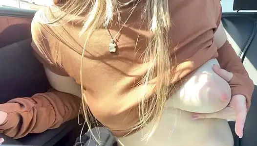 Mila İspanya'da arabada sert meme ucuyla herkesin içinde doğal göğüslerini teşhir ediyor