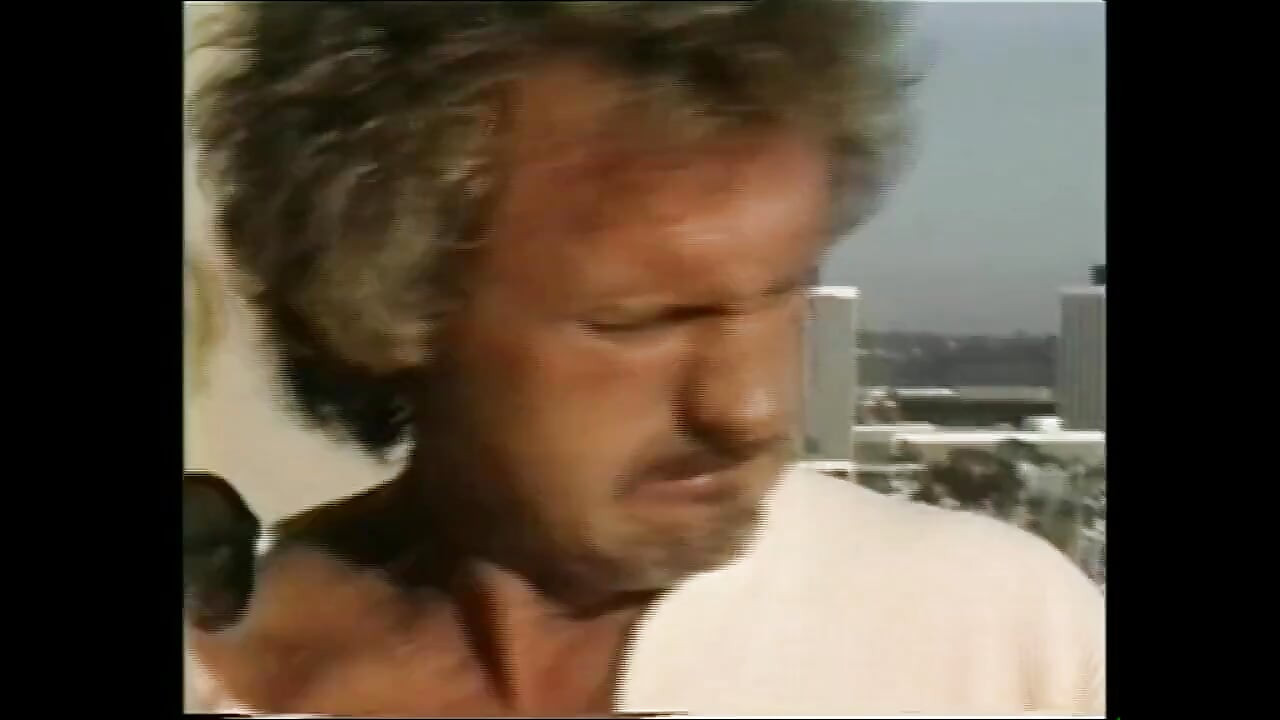 Kurva iz banke sperme guta beskrajne količine sperme s kurčeva nepoznatih