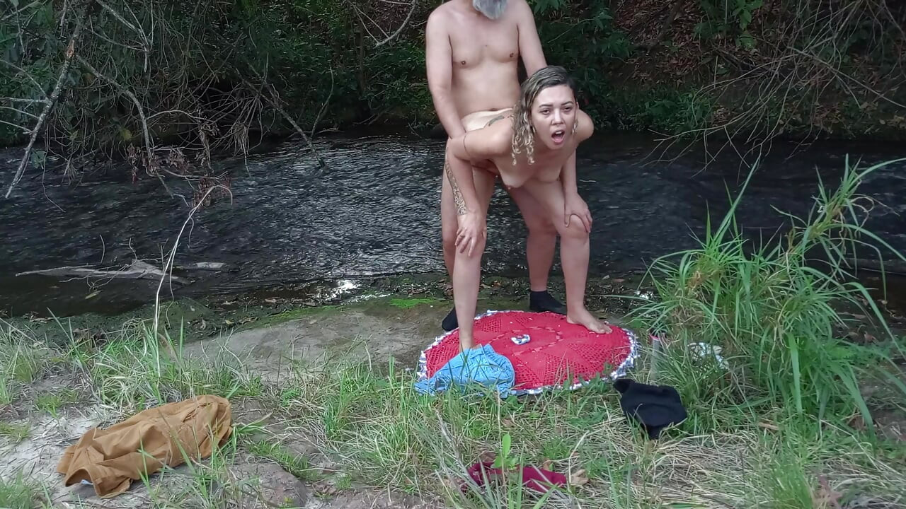 Möte med en främling vid ett vattenfall slutar i utomhussex.