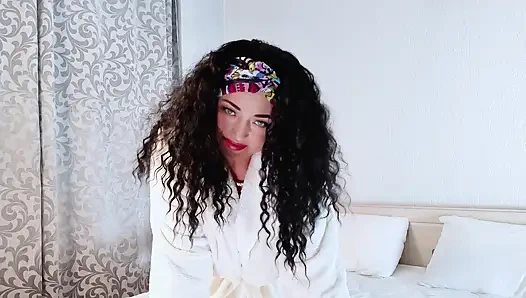 A hot mommy shows off her gorgeous body and demonstrates which huge dildos she prefers in sex.