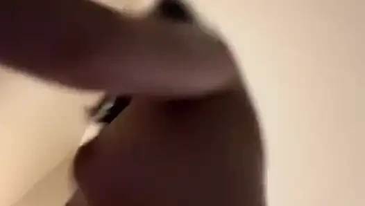 Наездница делает минет