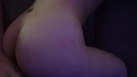 Ateşli kız ilk Tinder randevusunda sikişiyor