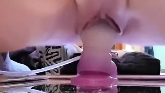 Istri ngomong kotor muncrat tiga kali di panggilan video