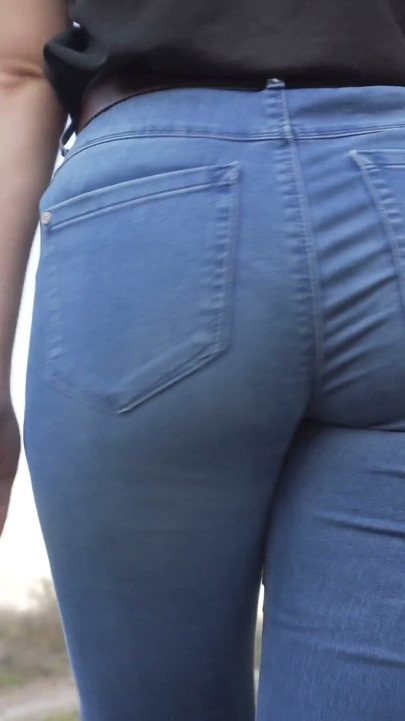 Adore minha bunda andando em jeans azuis