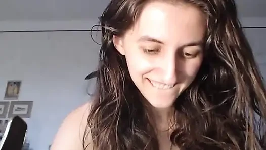 Camgirl brunette berbulu telanjang menggoda di lantai bagian 2