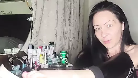Tanrıçanın korse ve deri içinde onun üzerine boşalmasını izleyeceksin. Stroke for Me