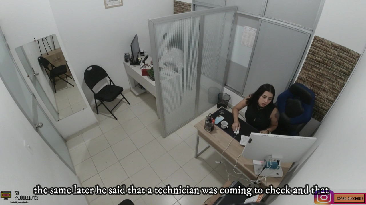 为了减轻压力，我给了我的同事在她的大阴户上几个很好的吻 - 西班牙语色情