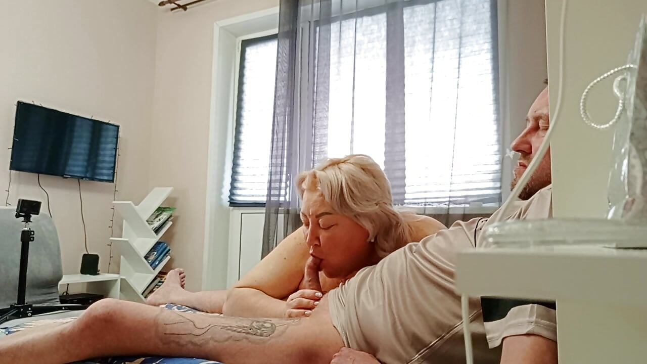Wypełniam usta macochy gorącą, grubą spermą