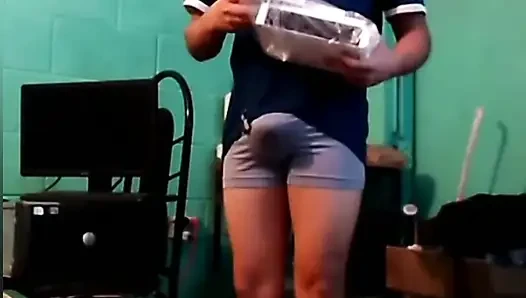 Boksörlü İsa penisine dokunuyor ve Wii'sini yere atıyor