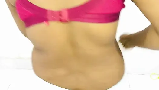 Aku Sonia. Aku lagi olahraga rutin di rumahku. Abang tiriku yang mungil ngeliat aku bikin dia sange, lalu apa yang terjadi antara aku?