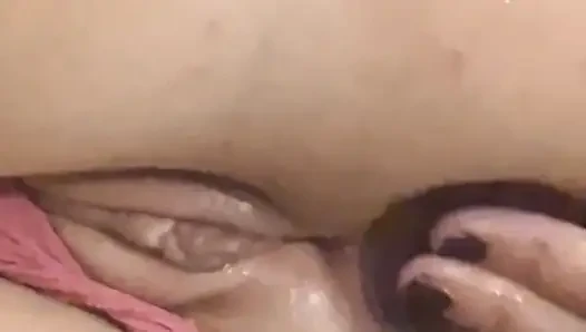 Sahibem su dolu göt deliğini dildoyla sikiyor.