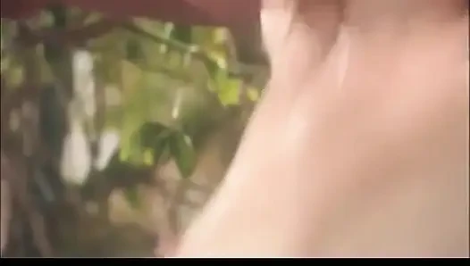 Cewek hot rambut pirang penggoda lagi asik nyepong kontol dan dientot gaya doggy di lantai rumah kaca