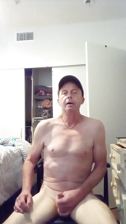 Kenneth Campbell muestra su pequeña polla de culo y quiere que lo folles