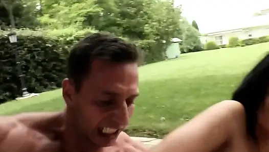 Ateşli doğu Avrupalı sürtük sert üçlü sekste her iki deliği de siktiriyor ve ateşli dölle dolduruluyor